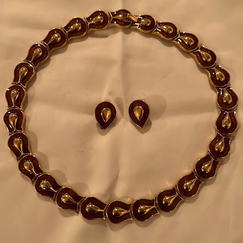 Gold tone necklace with gold speckled enamel